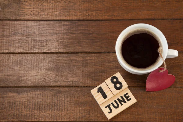 Fecha del calendario con taza de café y forma de corazón — Foto de Stock