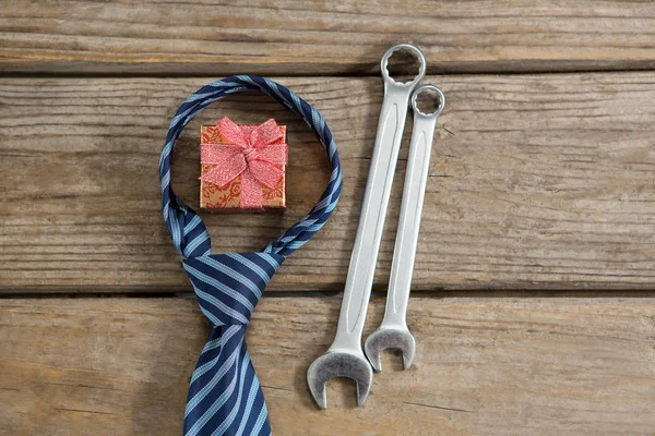Geschenkdoos met stropdas en werk tools — Stockfoto