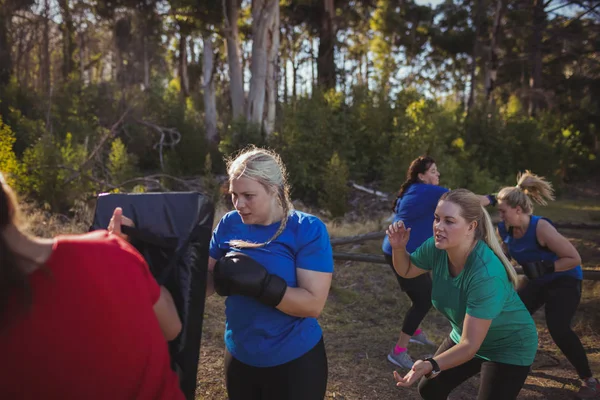 Mulheres praticando boxe — Fotografia de Stock