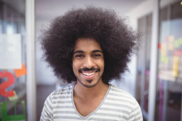 Uomo d'affari sorridente con i capelli crespi — Foto Stock