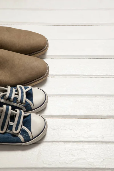 Pares de zapatos en piso blanco —  Fotos de Stock