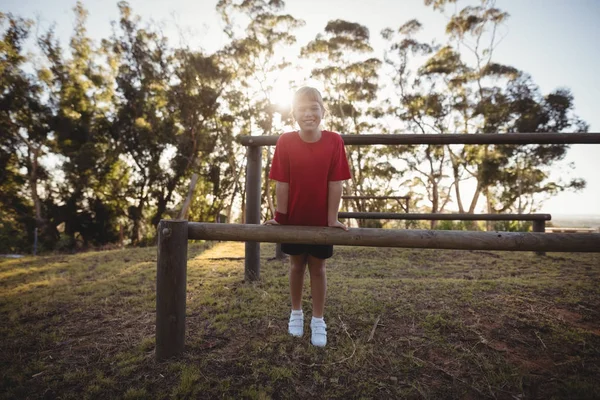 Šťastná dívka stojící poblíž překážka — Stock fotografie