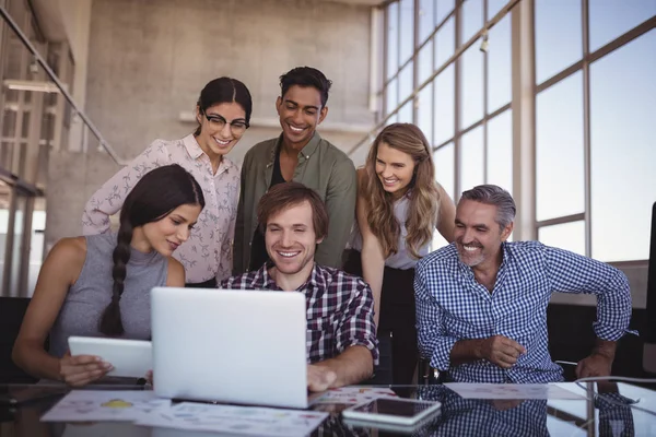 Mensen uit het bedrijfsleven bespreken over laptop — Stockfoto