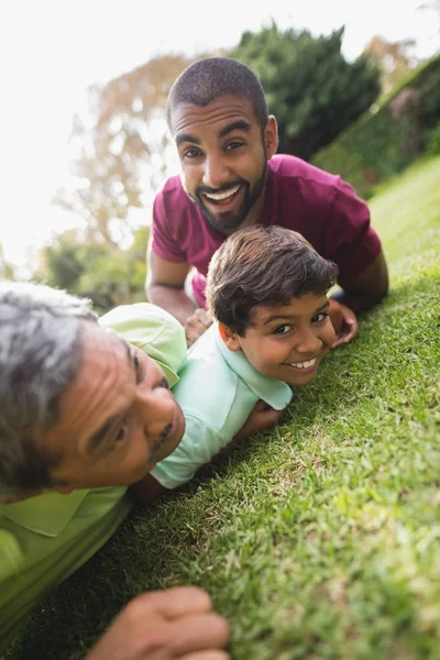 Familie liegt im Park auf Gras — Stockfoto
