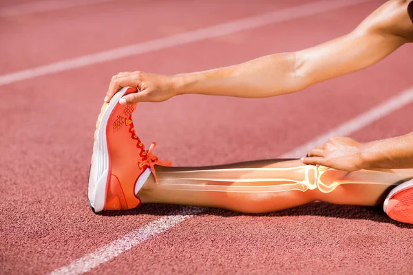 Sportlerin streckt Bein — Stockfoto