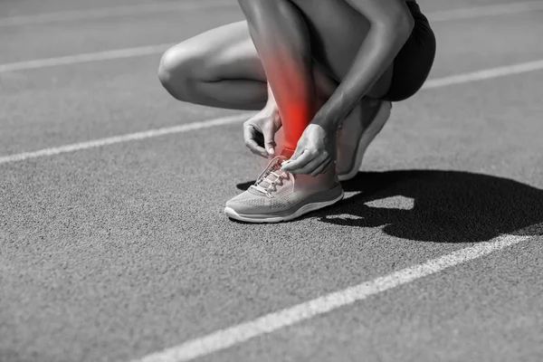 Vrouwelijke atleet gelijkmakende schoenveter — Stockfoto