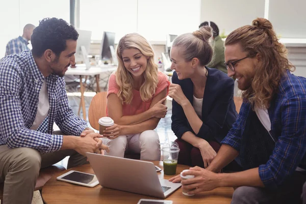 Zakelijke collega 's werken op kantoor — Stockfoto