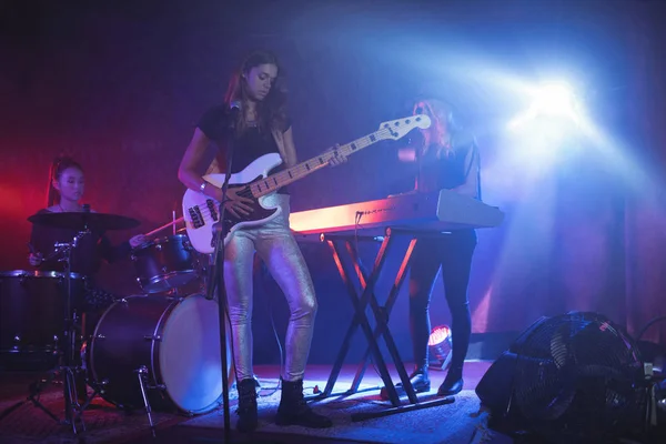 Female band performing on stage in nightclub — Stock Photo, Image