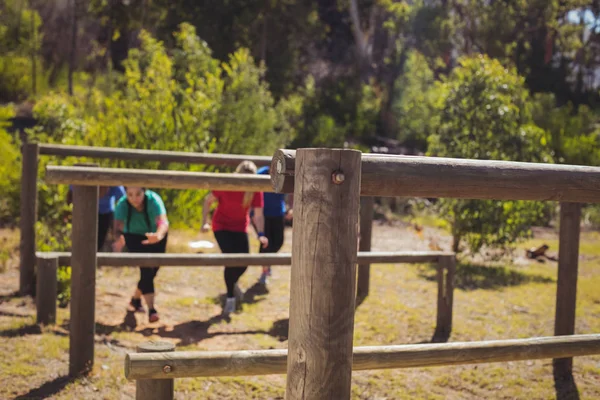 Entrenamiento de mujeres en forma en pista de fitness —  Fotos de Stock