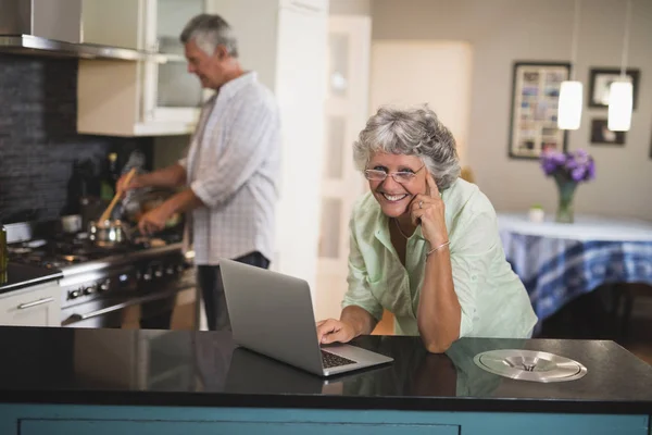 Mujer mayor usando laptop — Foto de Stock