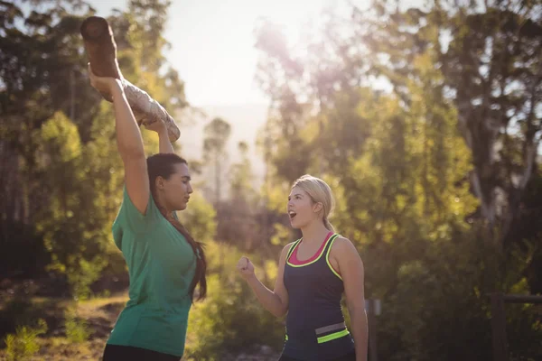 Entrenador que ayuda a la mujer en el ejercicio —  Fotos de Stock