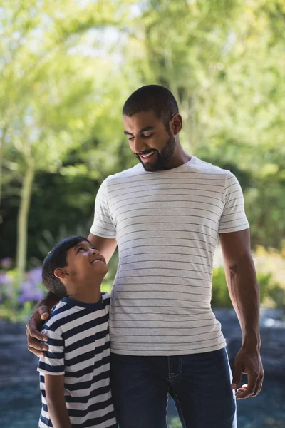 Uomo con figlio in piedi al portico — Foto Stock