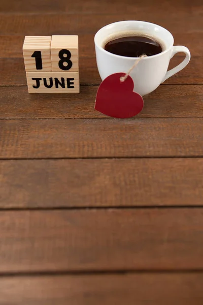 Kalender datum en koffie beker — Stockfoto