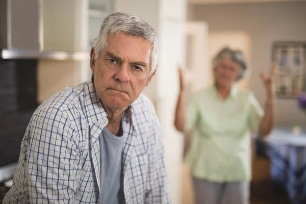 Hombre mayor no sonriente con mujer enojada — Foto de Stock