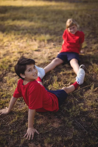 Niños felices relajándose en la hierba —  Fotos de Stock
