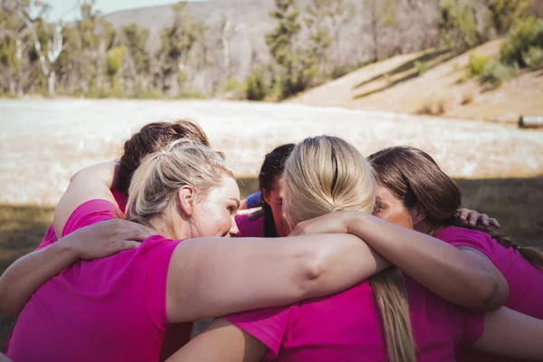 Vrouwen vormen huddles — Stockfoto