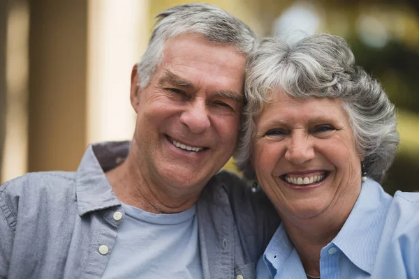 Senior par tittar på kameran — Stockfoto