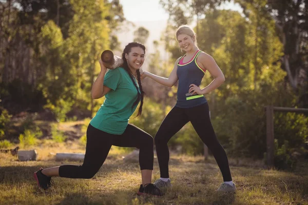 De meewerkende vrouw trainer bij de uitoefening van — Stockfoto