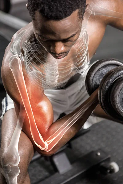 Homme faisant excercise avec haltères — Photo