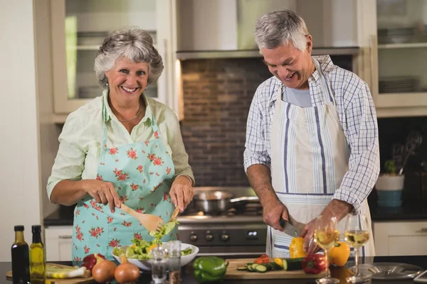 Coppia cucina in cucina — Foto Stock