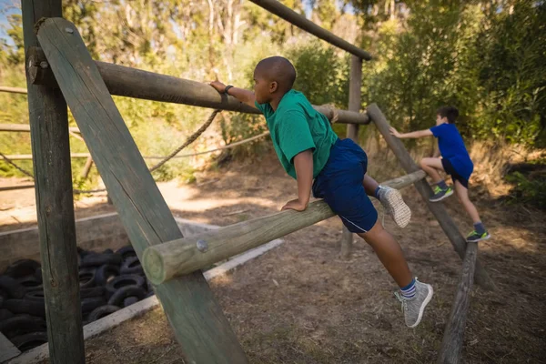 Niños haciendo ejercicio en equipos al aire libre — Foto de Stock