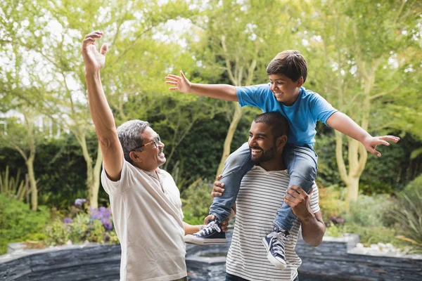 Familia multigeneracional disfrutando en el parque —  Fotos de Stock