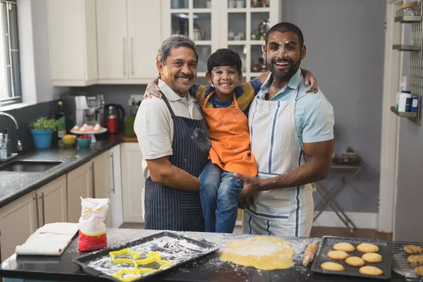 Багатоповерхова сім'я разом на кухні — стокове фото