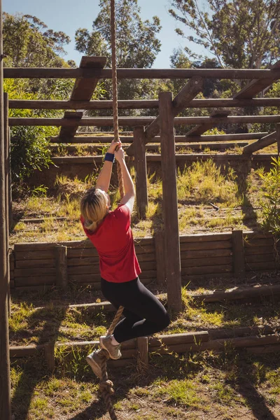 Ajuste mujer escalada cuerda — Foto de Stock