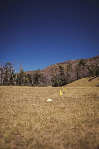 Campo de inicialização com cones de treinamento — Fotografia de Stock