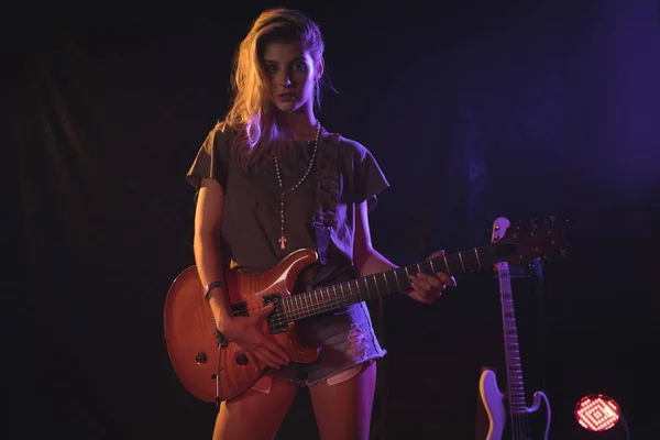 Kvinnliga musiker spela gitarr — Stockfoto