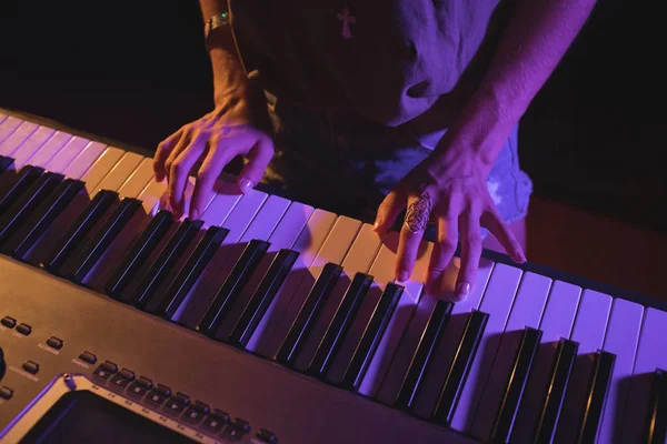 Músico feminino tocando piano — Fotografia de Stock