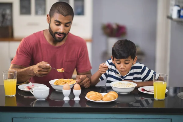 Hombre feliz con hijo desayunando —  Fotos de Stock