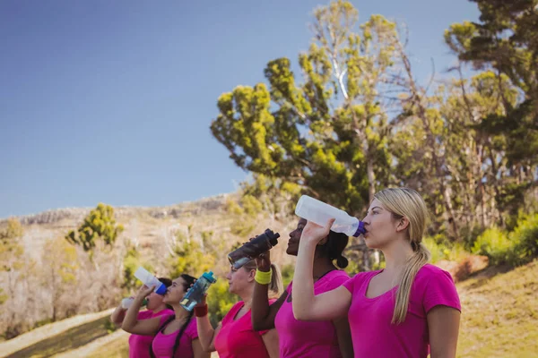 Kvinnor dricksvatten i boot camp — Stockfoto