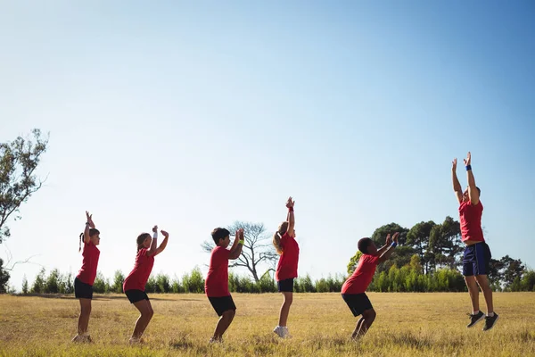 Trainer opleiding kinderen in het kamp van de laars — Stockfoto