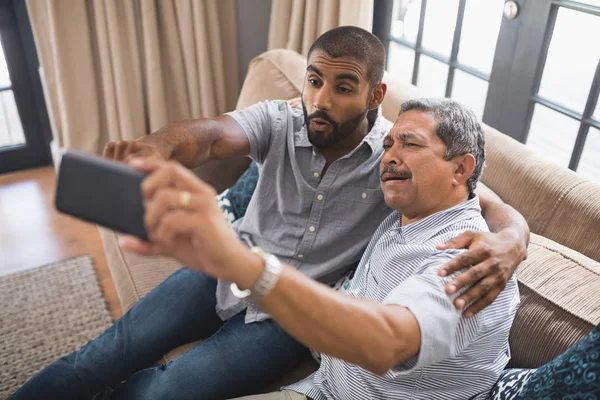 Mannen med sin far tar selfie hemma — Stockfoto