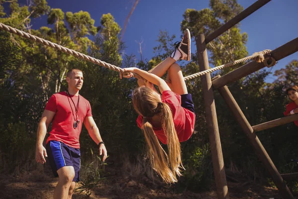 Allenatore che assiste la ragazza al campo di addestramento — Foto Stock