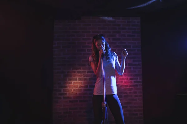 Cantante cantando en concierto de música — Foto de Stock