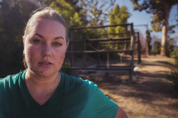 Femme fatiguée debout dans le camp d'entraînement — Photo