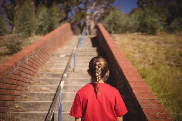 Chica de pie cerca de la escalera — Foto de Stock