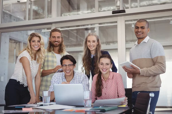 Business människor diskutera planer — Stockfoto