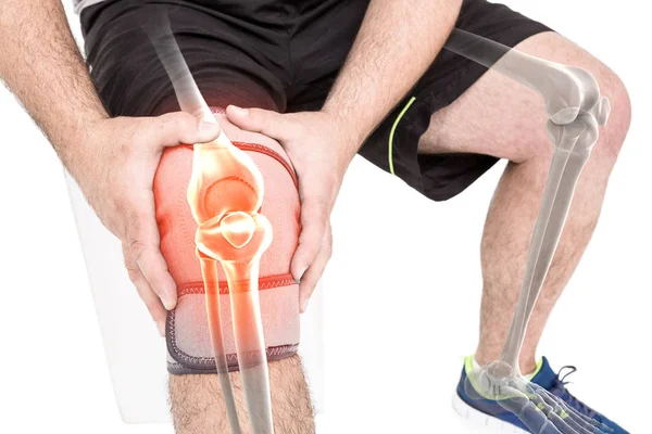 Man bedrijf zere knie — Stockfoto