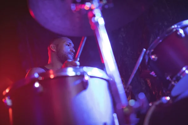 Baterista masculino actuando en concierto — Foto de Stock