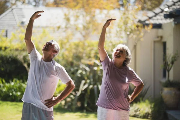 Couple aîné faisant de l'exercice sur tapis — Photo