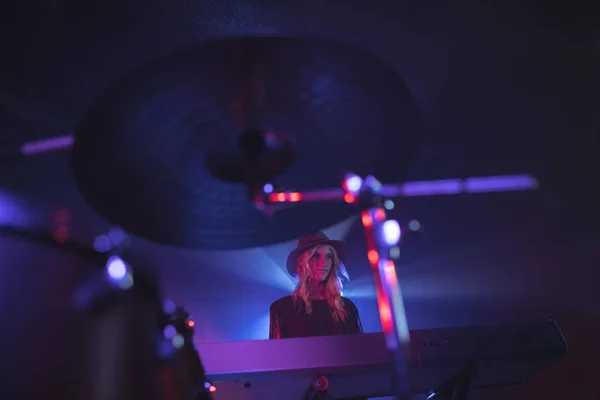 Mujer actuando en el escenario en discoteca — Foto de Stock