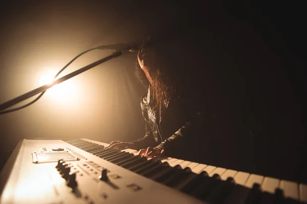 Cantante tocando el piano — Foto de Stock