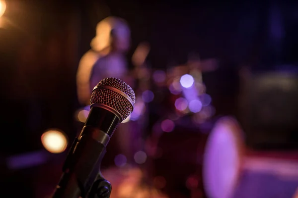 Micrófono en discoteca iluminada — Foto de Stock