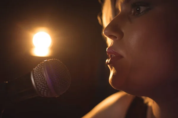 Cantante femenina actuando — Foto de Stock