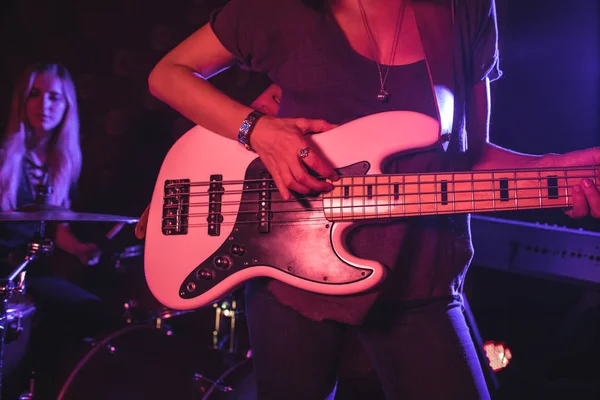 Gitaris bermain gitar di klub malam. — Stok Foto