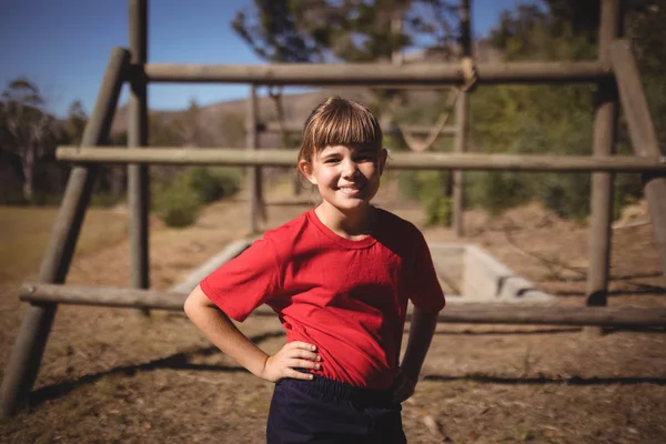 Menina de pé com as mãos no quadril — Fotografia de Stock