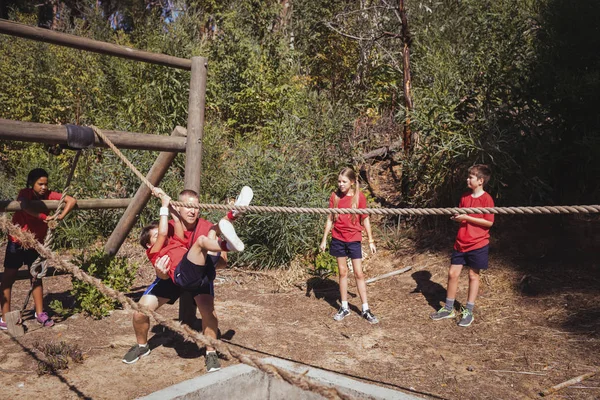 Entraîneur assistant garçon au camp d'entraînement — Photo